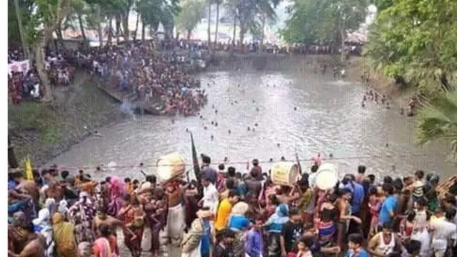 ওড়াকান্দিতে পূণ্য স্নানে অংশ নেন ভক্তরা