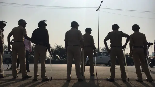 પોલીસકર્મીઓની તસવીર