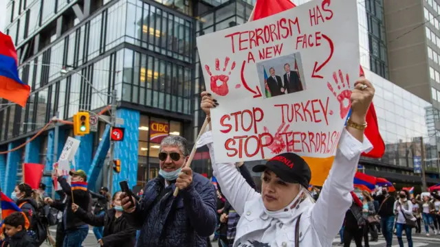 Kanada'nın başkenti Toronto'da binlerce Ermeni Türkiye ve Azerbaycan'ı protesto etti