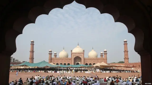 Waislamu hufanya ibada ya kutamatisha mwezi mtukufu wa Ramadhan na kukaribisha siku kuu ya Eid ul Fitr