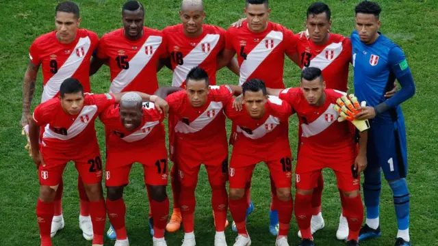 El equipo titular de Perú frente a Australia.