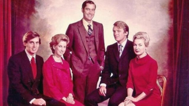 这是一张特朗普及其兄弟姐妹5人的合影，拍摄日期不详。照片中从左至右依次为：罗伯特、伊丽莎白、弗雷德、唐纳德及玛丽安。