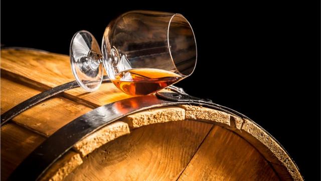 Whisky glass and barrel