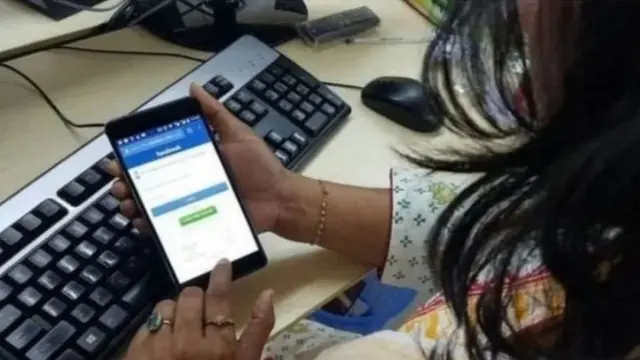 মোবাইল ফোন হাতে একজন নারী