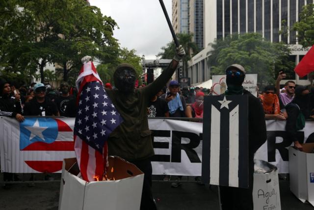Manifestantes queimam bandeira americana em San Juan