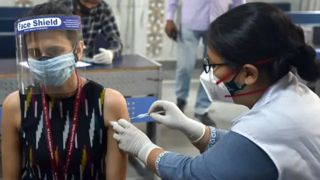 Tiêm vaccine là cách tích cực để chặn đứng coronavirus