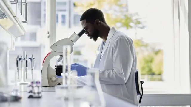 ஆய்வகங்களில் உருவாக்கப்படும் செயற்கை உயிரிகள்