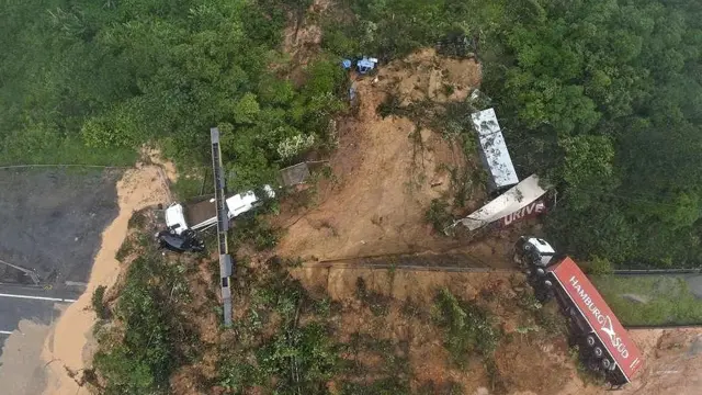 Veículos tombados e rodovia bloqueada após deslizamentopower up roletaterrapower up roletaRodovia no Paraná