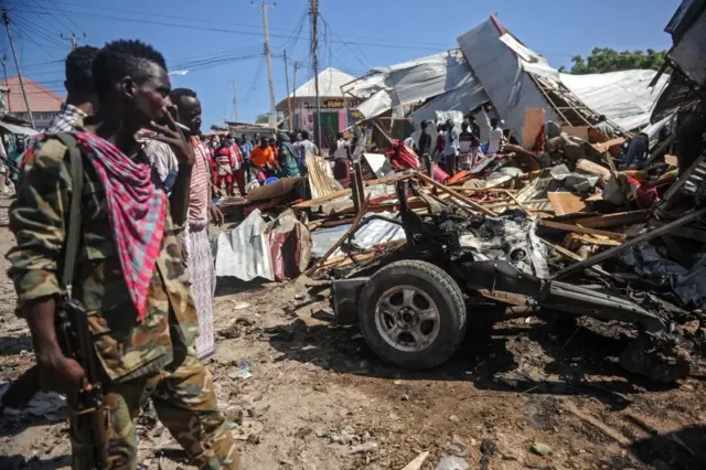 انفجار سيارة مفخخة في سوق مزدحمة في العاصمة مقديشو بالصومال في 26 نوفمبر/تشرين الثاني 2018.