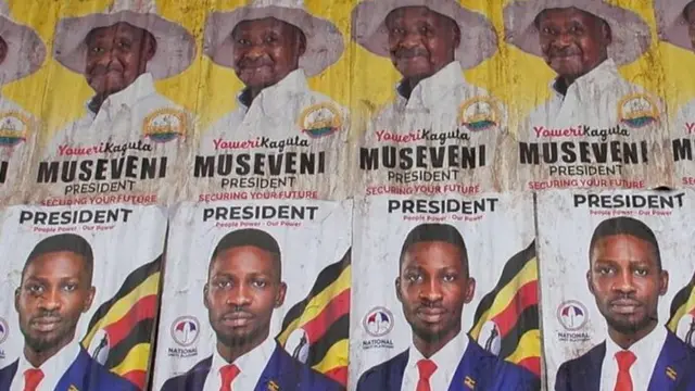 L'artiste Bobi Wine est le principal opposant de Museveni.