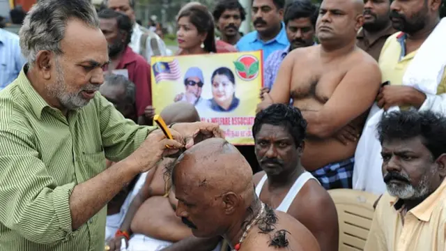 அதிமுக தொண்டர்கள் மொட்டை