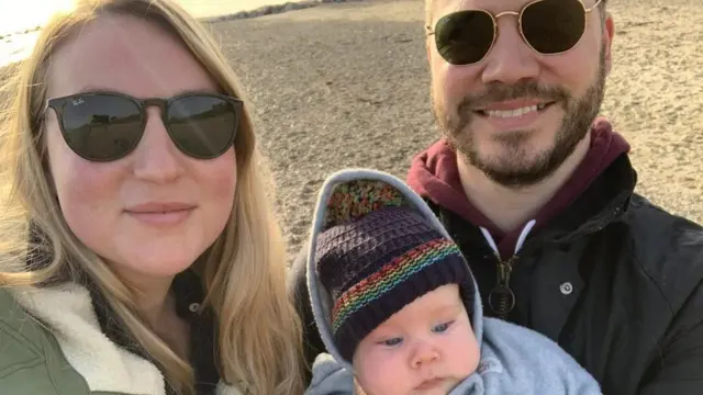 والدا الطفل إدوارد ميجان ويليس وزوجها جون هال