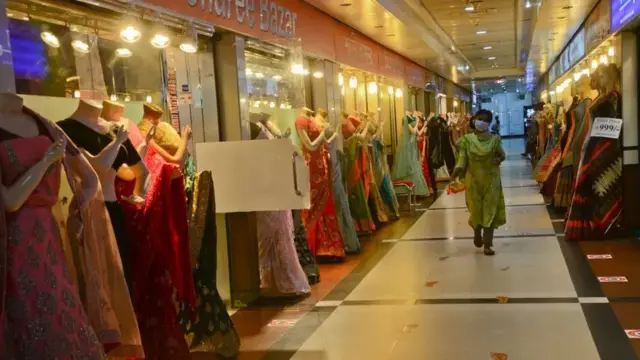 ঢাকার একটি শপিং মল।