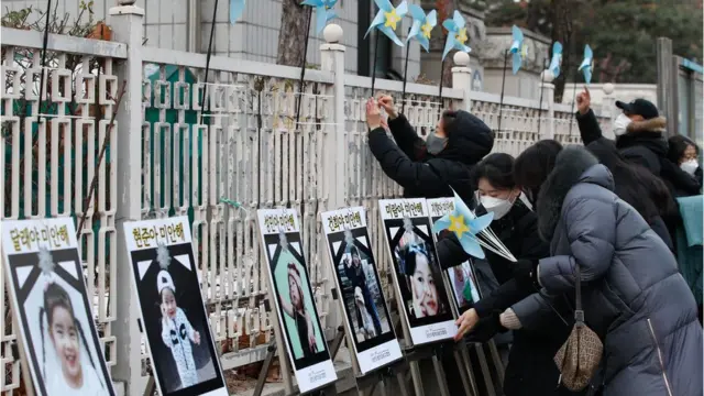 법원 앞에는 학대 피해 아동을 추모하는 파란색 바람개비가 설치됐다