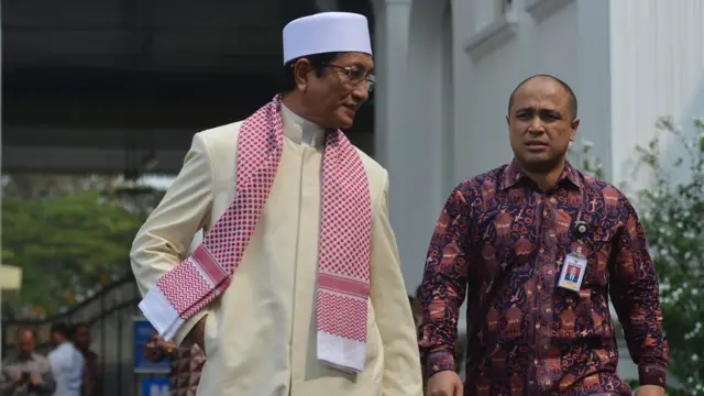Imam Besar Masjid Istiqlal Nasaruddin Umar (kiri) meninggalkan Kompleks Istana Kepresidenen seusai mengikuti pertemuan tokoh lintas agama serta jajaran pengurus Badan Pembinaan Ideologi Pancasila (BPIP) dengan Presiden Joko Widodo di Jakarta, Rabu (16/5).