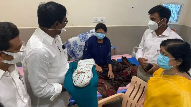 బిడ్డను ఎత్తుకున్న మంత్రి పువ్వాడ అజయ్ కుమార్