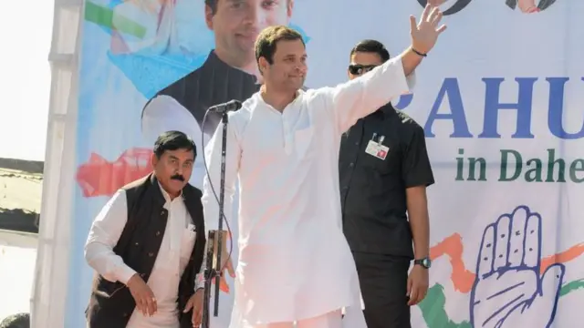સ્ટેજ પર રાહુલ ગાંધી