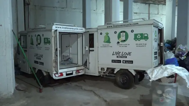 شاحنات تابعة لمبادرة "ليف لوف ريسايكل"