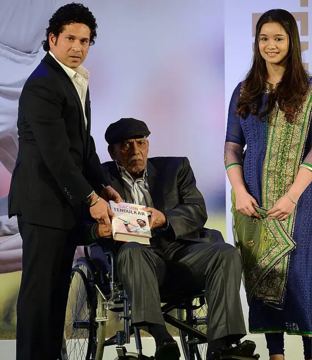 తన ఆత్మకథ పుస్తకాన్ని అచ్రేకర్‌కు బహూకరిస్తున్న సచిన్ తెండూల్కర్. చిత్రంలో సచిన్ కుమార్తె సారా కూడా ఉన్నారు