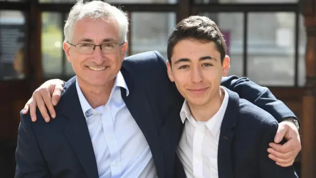 El cardiólogo David Wald con su hijo de 16 años, Ben.