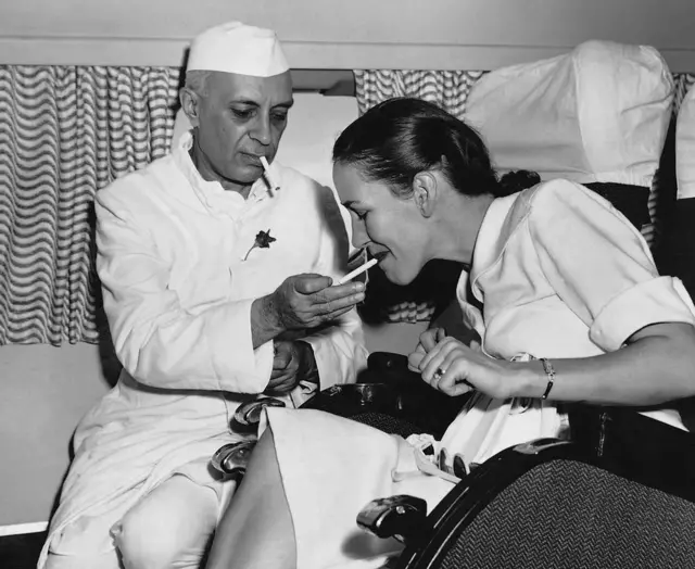 મિસિસ સિમોનની સિગરેટ સળગાવતા જવાહરલાલ નહેરૂ