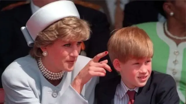 ছোট ছেলে হ্যারির সঙ্গে প্রিন্সেস ডায়না।