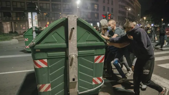 Хотя в Сербии запрещено собираться группами больше, чем по пять человек, демонстранты намерены снова провести акции протеста в среду