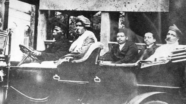 लोकमान्य टिळक आपले मित्र आणि प्रसिद्ध वकील दाजी आबाजी खरे यांच्यासह मुंबईत