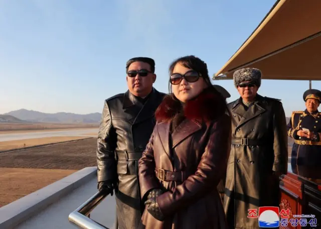 1일 북한 조선중앙통신은 김정은 위원장과 딸 주애가 북한군 공군사령부를 방문하는 등의 일정에 나섰다고 보도했다