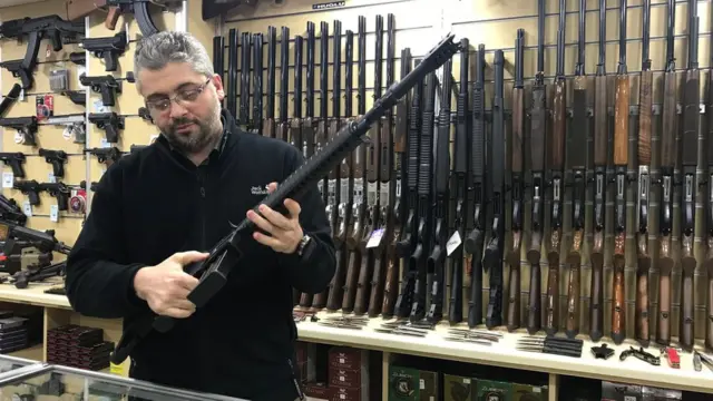 Otomatik silah satıcısı