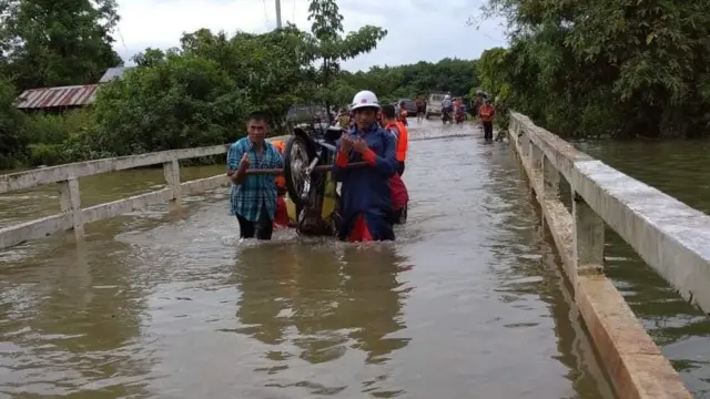 ကော့ကရိတ်ခရိုင် ကြာအင်းဆိပ်ကြီးမြို့နယ်က ချောင်းကူးတံတားတစ်ခု ရေနစ်မြုပ်နေစဥ်