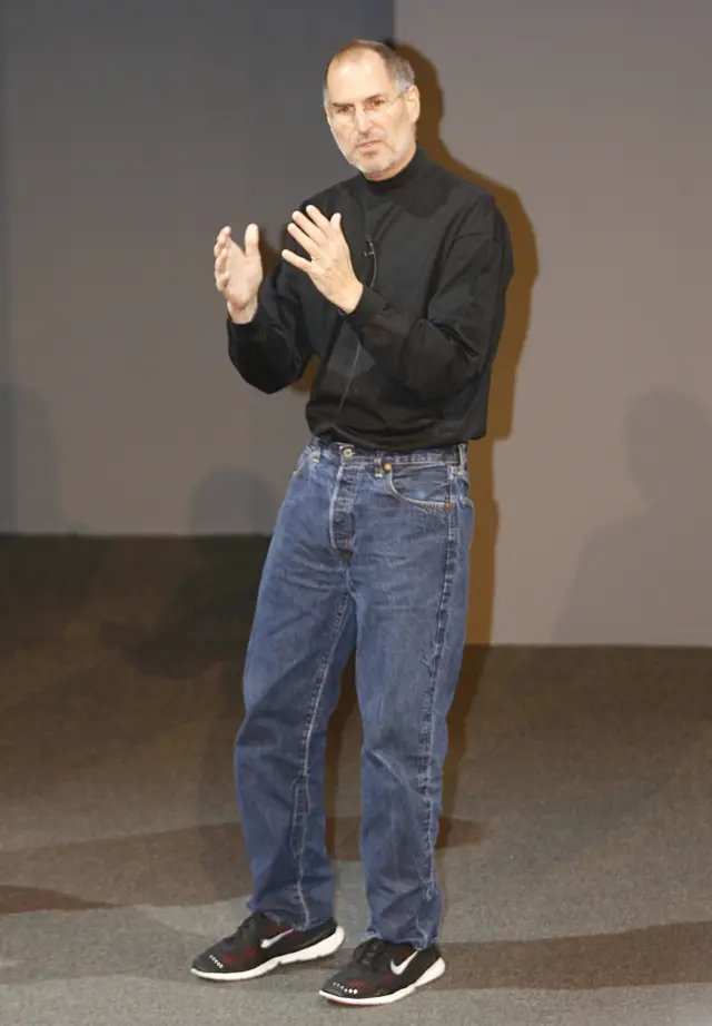 Steve Jobs vestido com suéter pretoaposta de jogo gratisgola alta, jeans e tênisaposta de jogo gratisevento da Apple