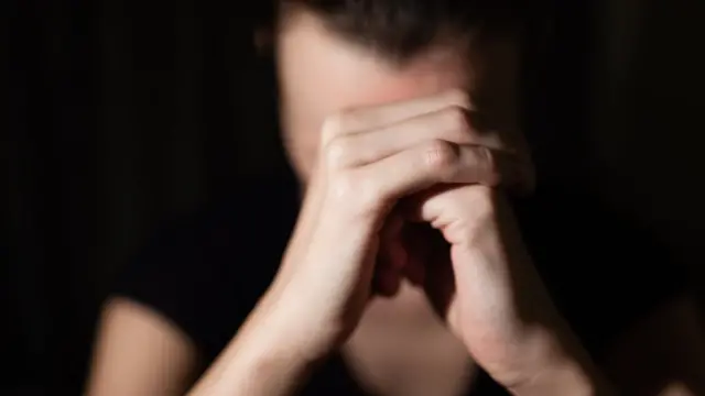 Persona con ansiedad.