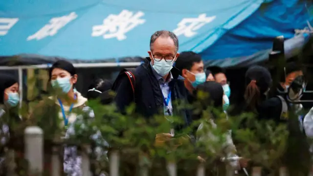 世卫组织溯源团队成员离开湖北省中西医结合医院。