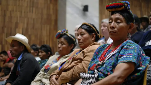 Indígenas mayas escuchan el juicio contra Ríos Montt