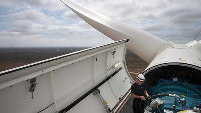 Des ingénieurs en train de dépanner une unité éolienne en Afrique du Sud.