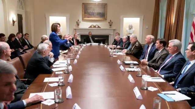 Nancy Pelosi se dirige a Trump en la Casa Blanca