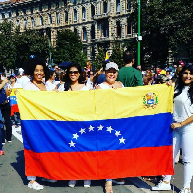 Un grupo de venezolanas en una manifestación contra el gobierno de Venezuela en Milán