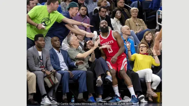 Diambil pada pertandingan antara Houston Rockets dan Minnesota Timberwolves, foto ini disamakan dengan seni