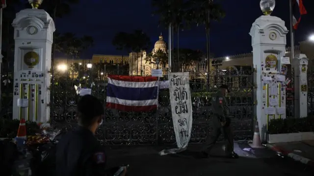 บริเวณที่ผู้ชุมนุมปักหลักค้างคืนด้านหน้าทำเนียบรัฐบาลตลอดคืน