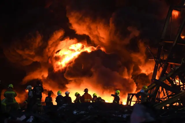 โรงงานกิ่งแก้วไฟไหม้