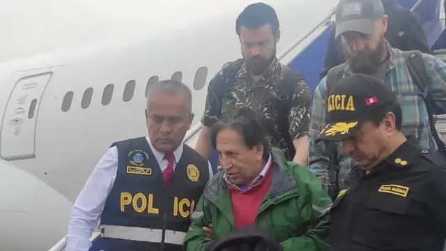 Momento en el que Toledo es bajado del avión que lo llevó a Perú.