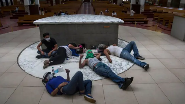 Кафедральний собор і демонстранти