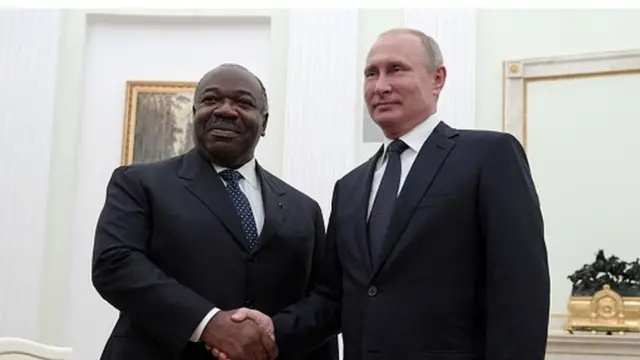 Президент Владимир Путин пожимает руки президенту Габона Али Бонго во время их встречи в Кремле в июле 2018 года