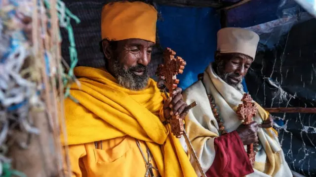 Ku musi wa gatanu, abapadiri b'aba Orthodox bo muri Ethiopia bicaye i Debre