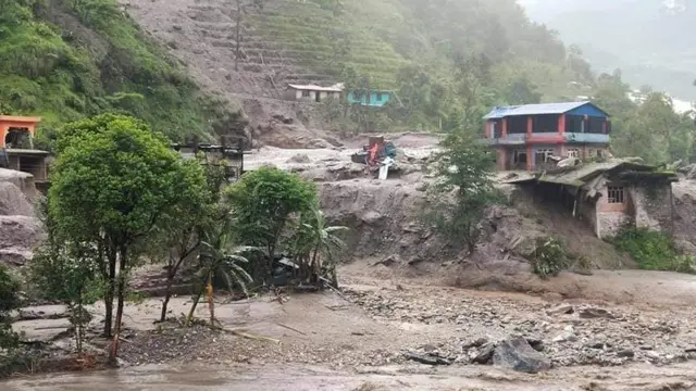 वर्षाका कारण बाढी र पहिरो जाँदा सिन्धुपाल्चोकमा बाह्रबिसेदेखि तातोपानीसम्म विभिन्न स्थानमा क्षति पुगेको छ