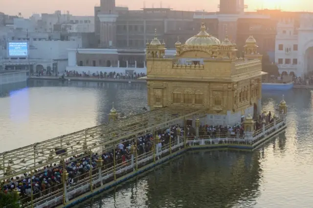 اجتماع محاربو السيخ الهنديون لتقديم احترامهم بمناسبة عيد "باندي شور ديفاز" في المعبد الذهبي في أمريتسار في 7 نوفمبر/تشرين الثاني 2018.