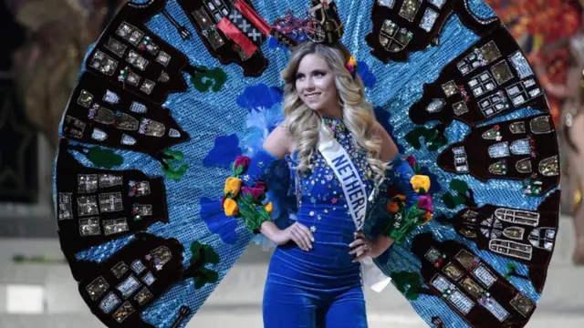 ملكة جمال هولندا ميليسا شربن مرتدية زيا من هولندا في عرض للملابس الوطنية