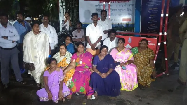 अपोलो अस्पताल के बाहर जमा लोग