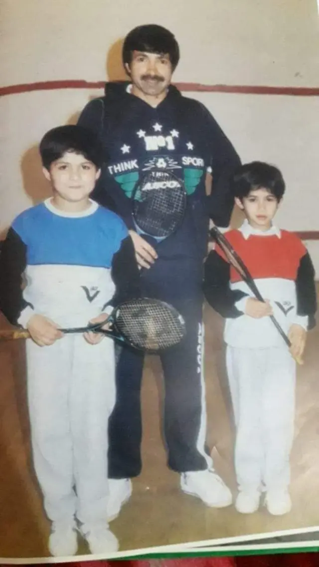 قمر زمان اپنے بیٹے منور اور منصور زمان کے ساتھ